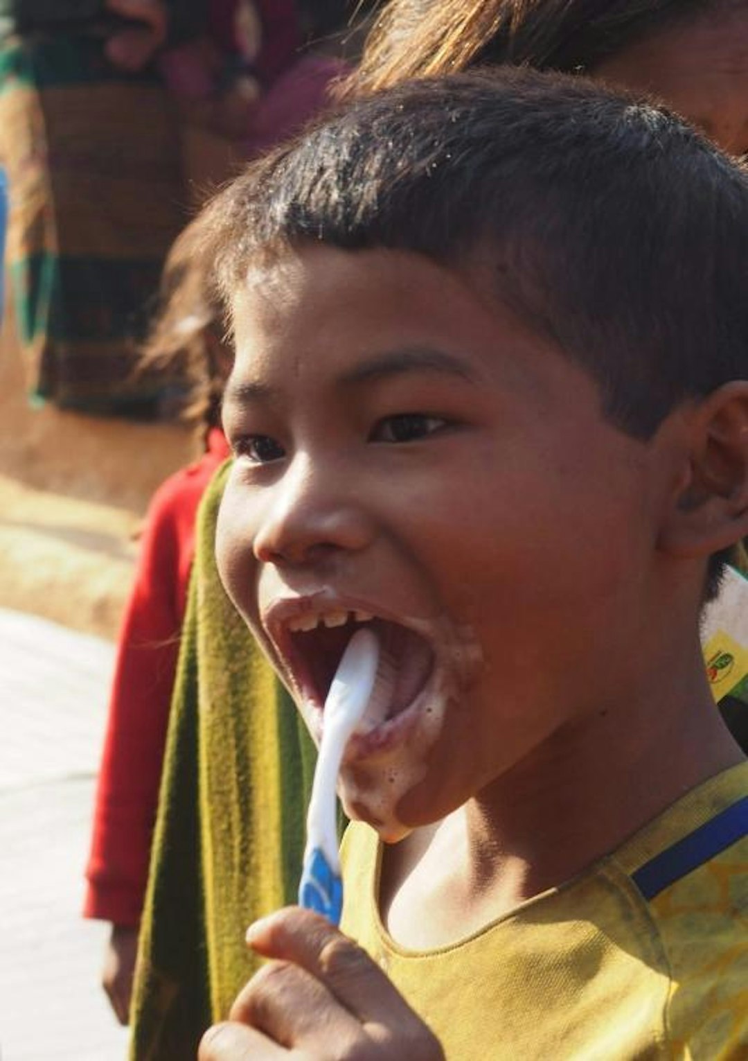 Niño cepillandose los dientes